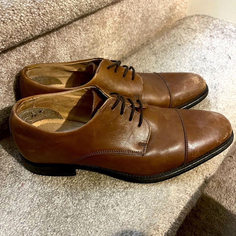 Men’s 8 brown leather Claiborne dress shoes distressed